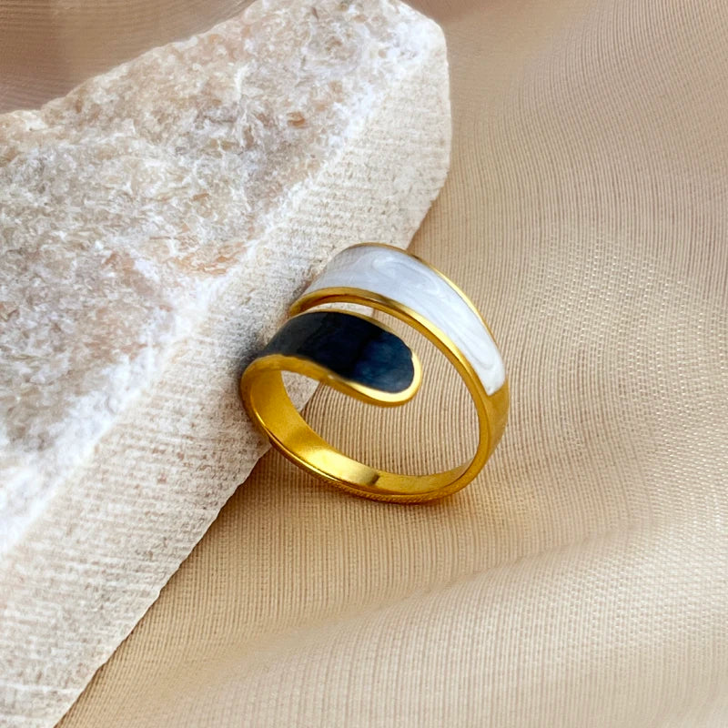 Retro Enamel Ring (Black&White)