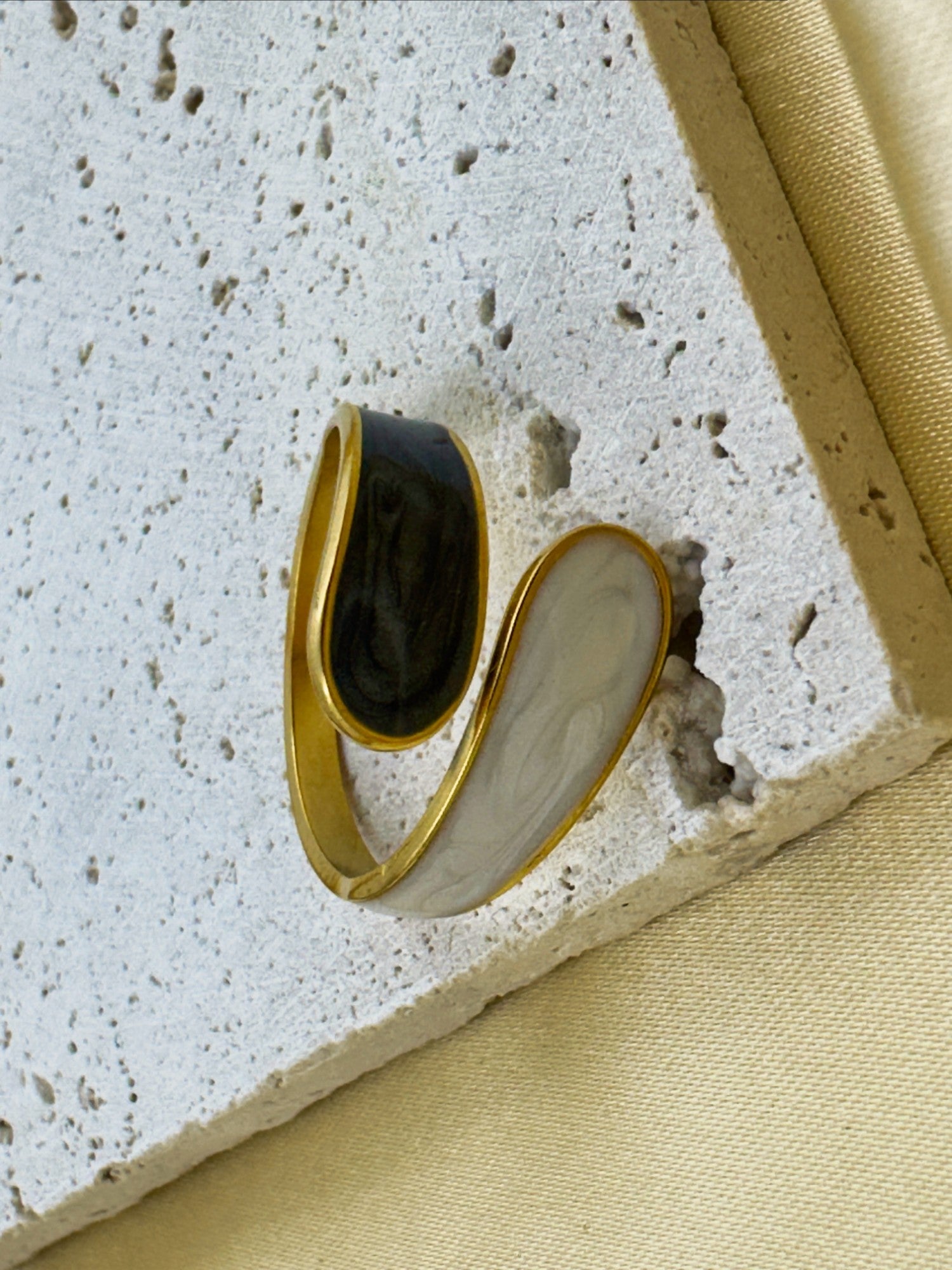 Retro Enamel Solid Black&White Ring - XtraSleek