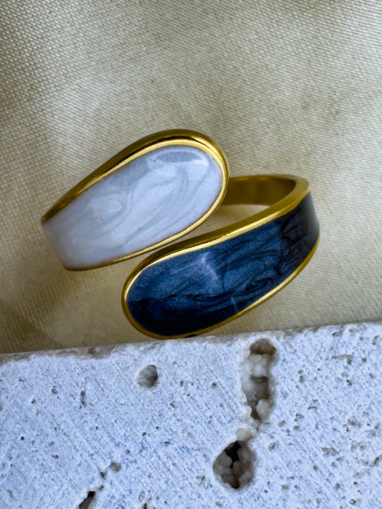 Retro Enamel Solid Black&White Ring - XtraSleek