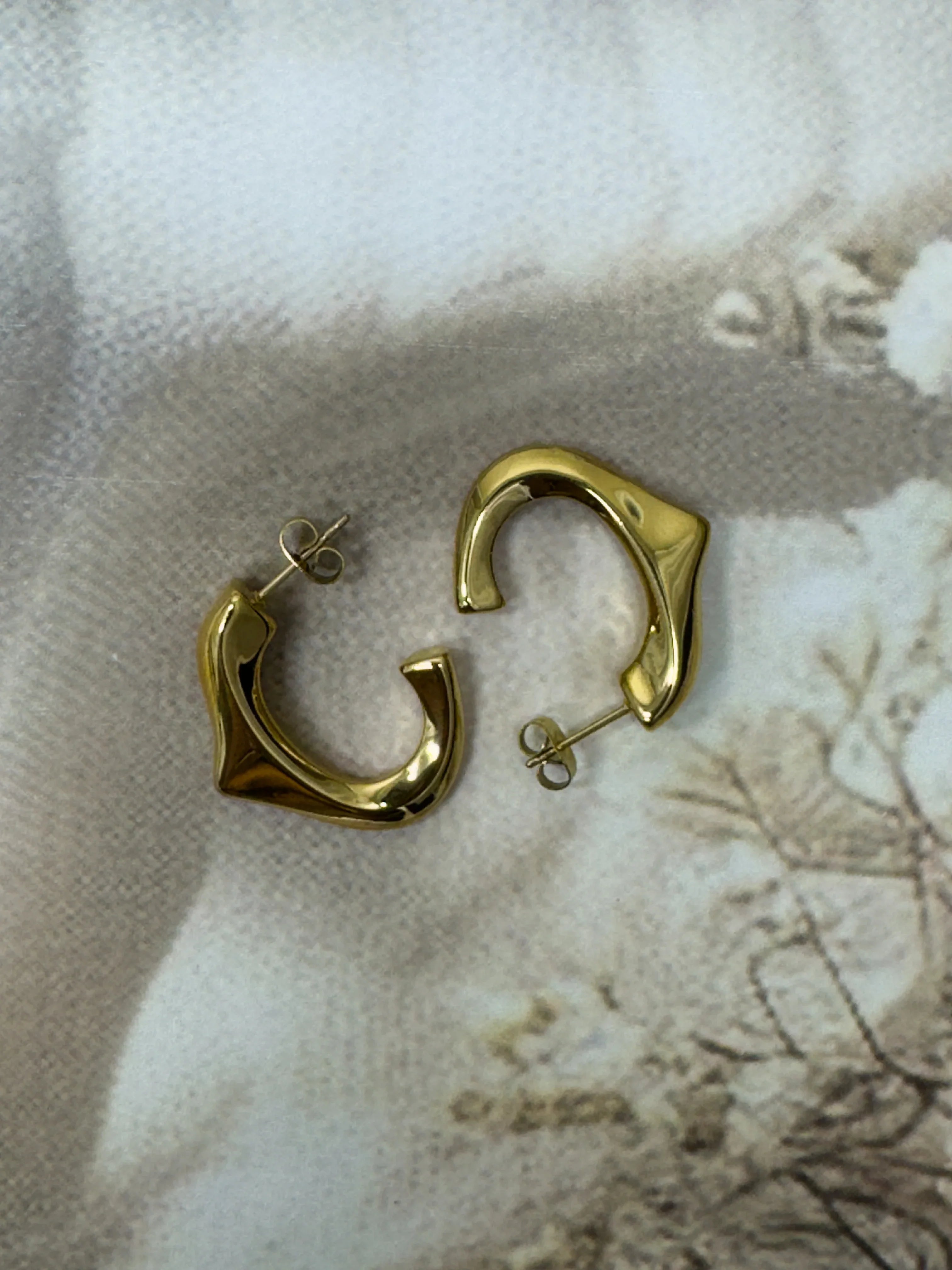 C Shape Ear Studs - XtraSleek