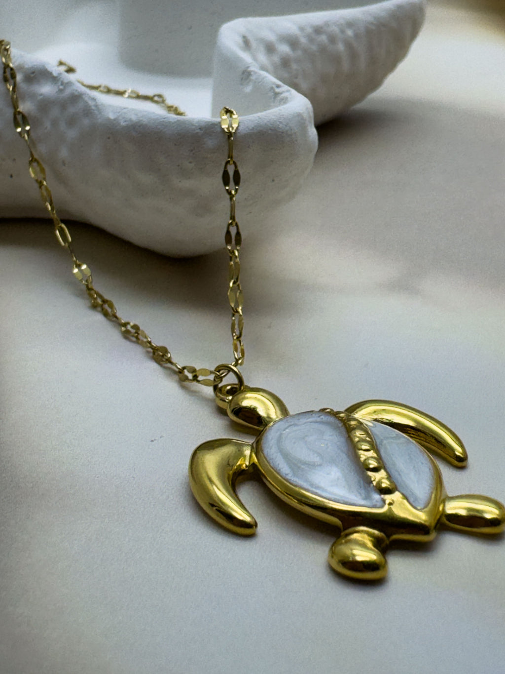 Tortoise shape pendant necklace - XtraSleek
