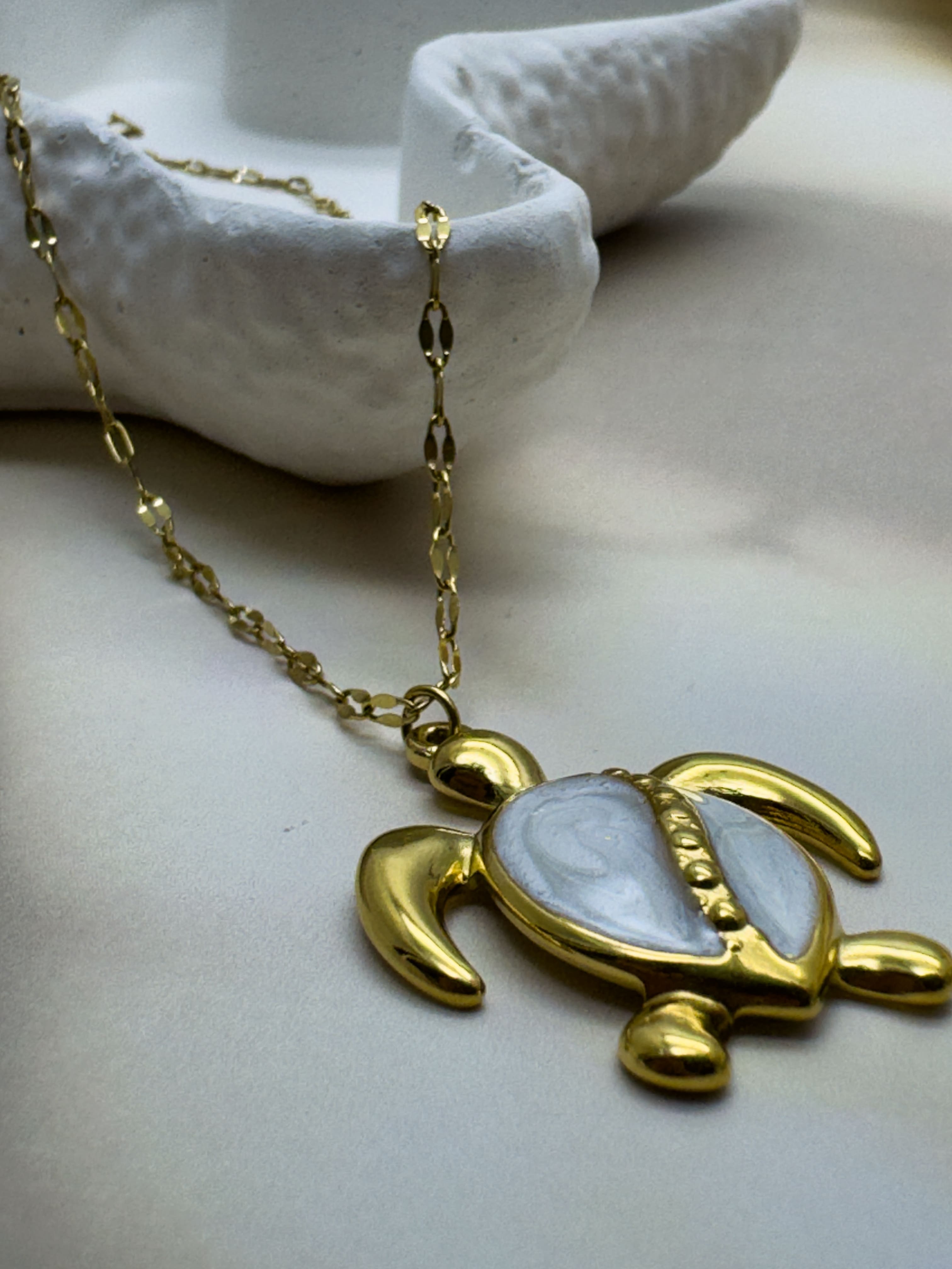 Tortoise shape pendant necklace - XtraSleek