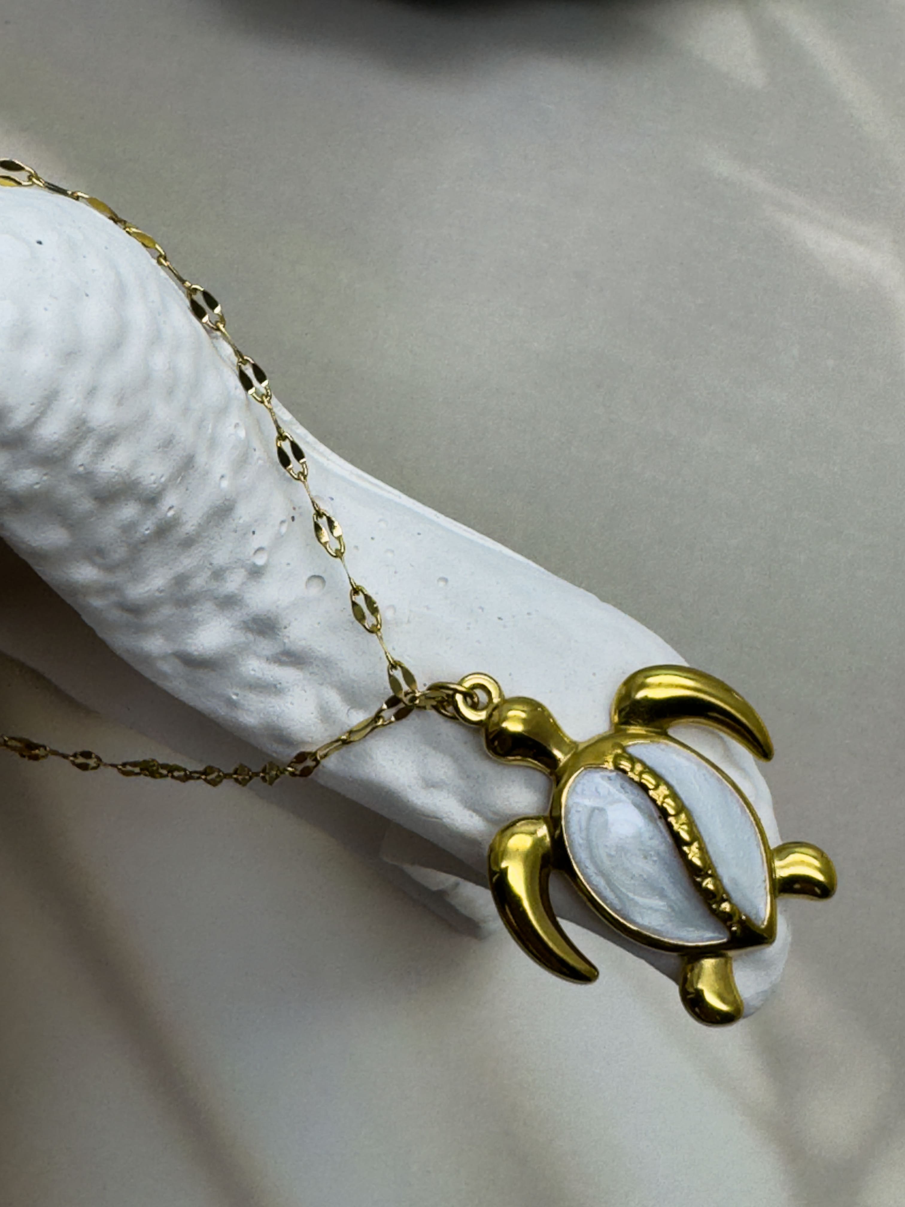 Tortoise shape pendant necklace - XtraSleek