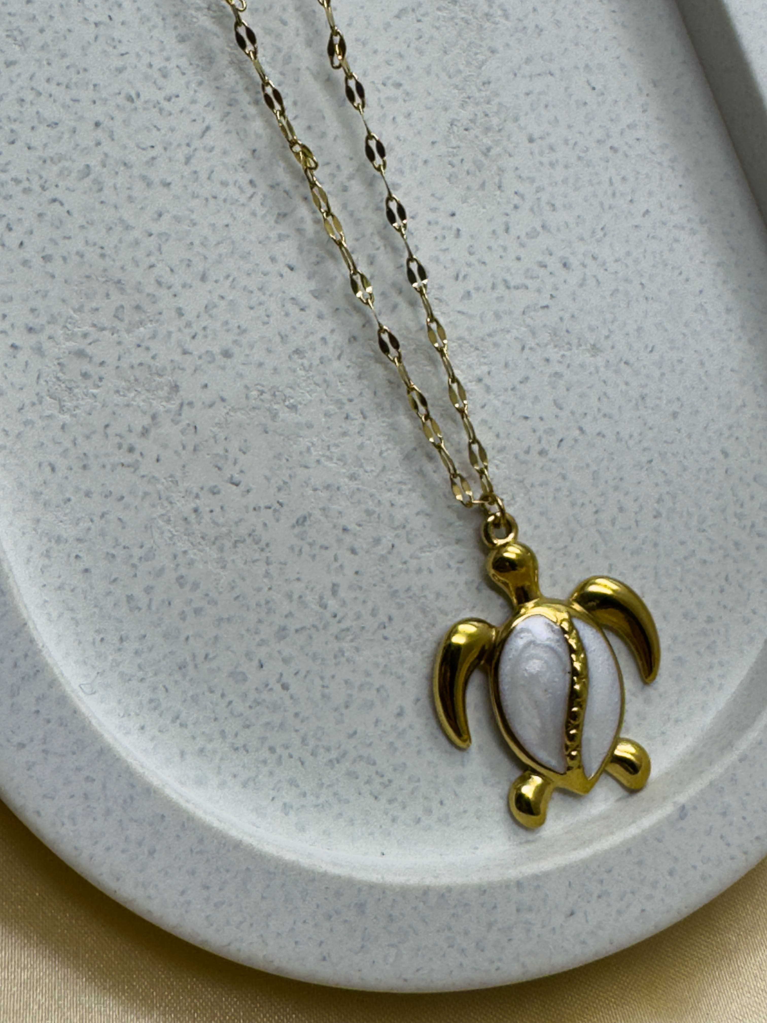 Tortoise shape pendant necklace - XtraSleek